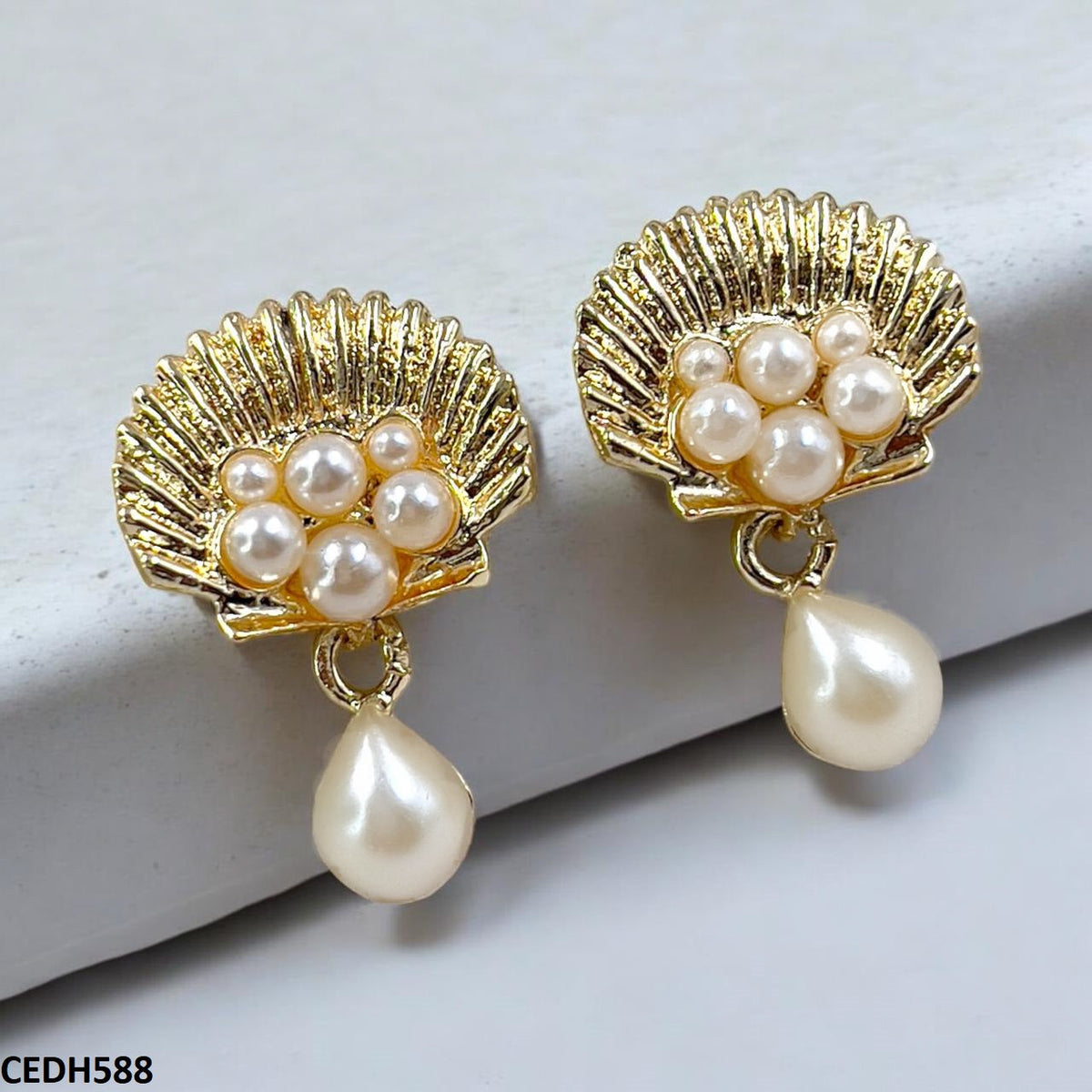CEDH588 SDQ Shell Pearl Drop Earrings
